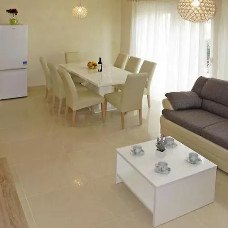 4 Bedroom With 3 Bathrooms And Private Parking - Orange *