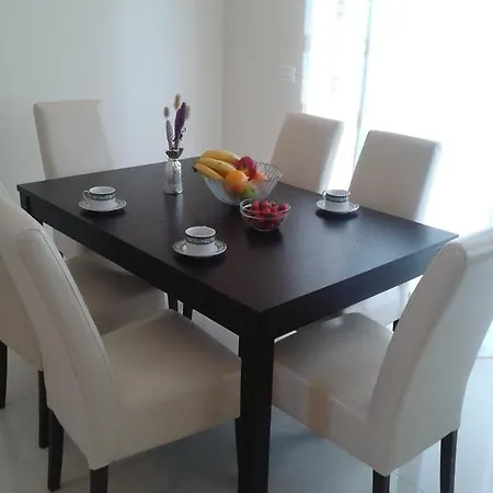 4 Bedroom With 3 Bathrooms And Private Parking - Orange