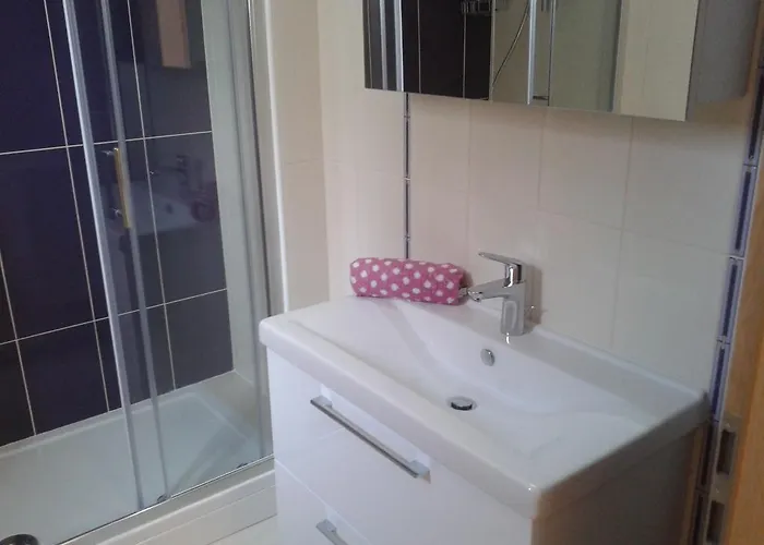 4 Bedroom With 3 Bathrooms And Private Parking - Orange 公寓 *