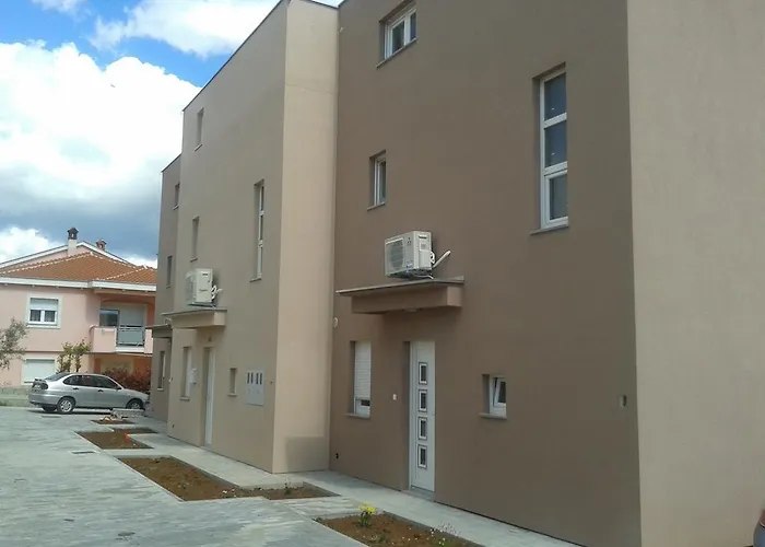 4 Bedroom With 3 Bathrooms And Private Parking - Orange 扎达尔