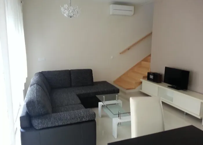 4 Bedroom With 3 Bathrooms And Private Parking - Orange 扎达尔