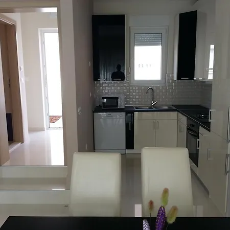 شقة 4 Bedroom With 3 Bathrooms And Private Parking - Orange *