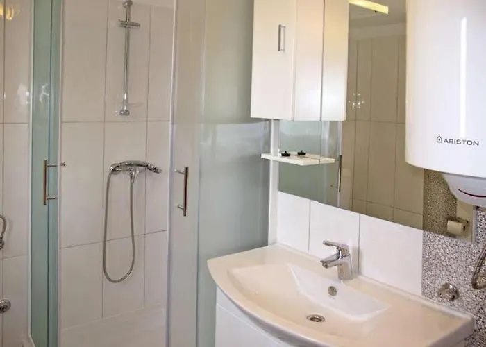 4 Bedroom With 3 Bathrooms And Private Parking - Orange Apartment