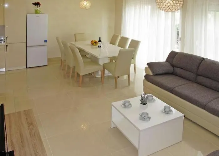4 Bedroom With 3 Bathrooms And Private Parking - Orange *